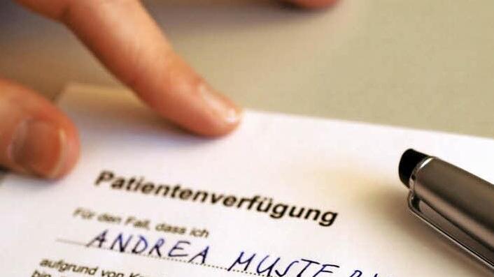 Wertvolle Zusatzinformation für den Arzt: Ohne eine begleitende Vorsorgevollmacht nutzt die Patientenverfügung wenig.  Foto: Jens Schierenbeck/dpa