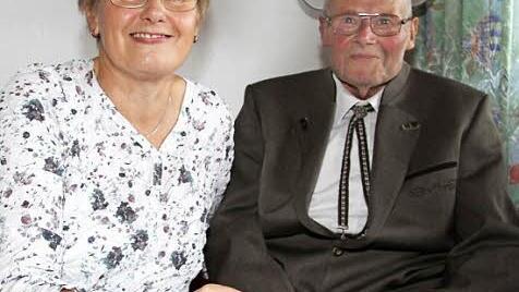 Tochter Monika Kotschenreuther zündet eine Kerze für ihren Vater an: Wilhelm Schmitt feierte 80. Geburtstag, die Tochter wurde am selben Tag 55. Foto: Sonny Adam