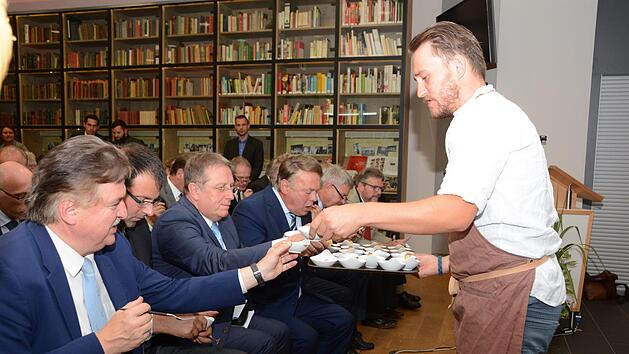 Kulinarische &Uuml;berraschungen geh&ouml;ren zur Er&ouml;ffnung der Genussakademie. Thomas Prosiegel serviert den G&auml;sten eine elegante Neuinterpretation der fr&auml;nkischen Schlachtsch&uuml;ssel. Foto: Dagmar Besand