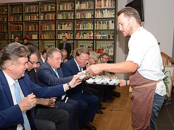 Kulinarische Überraschungen gehören zur Eröffnung der Genussakademie. Thomas Prosiegel serviert den Gästen eine elegante Neuinterpretation der fränkischen Schlachtschüssel. Foto: Dagmar Besand