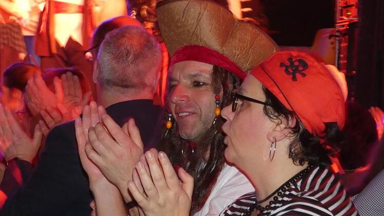 Auch der Bürgermeister Matthias Schneider kam mit seiner Frau, passend als Piraten verkleidet, zur Büttensitzung.