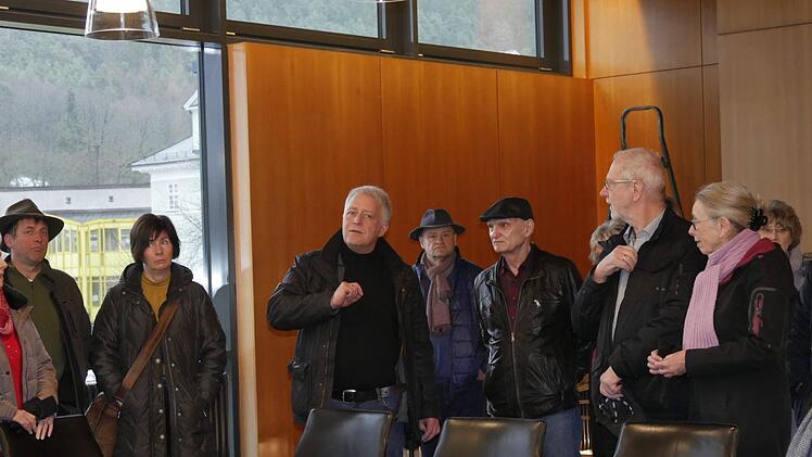 Bauamtsleiter der Stadt Neustadt, Richard Peschel (Mitte) ist mit  dieser Gruppe gerade im großen Sitzungssaal, der sich optisch kaum  verändert hat, jedoch genauso aufwendig bearbeitet wurde. Foto: Manja von Nida