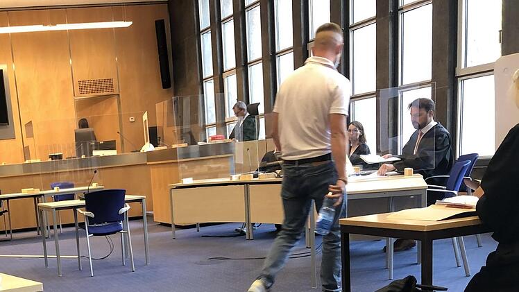Weil er derzeit in einer Erziehungsanstalt in Bayreuth untergebracht ist, muss einer der sechs Angeklagten Fußfesseln tragen; im Hintergrund Oberstaatsanwalt Christopher Rosenbusch (links) und rechts Verteidigerin Jessica Gralher und Verteidiger Jan Hofer.  Foto: Christoph Böger