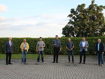 Die neuen Feldgeschworenen des Marktes Burkardroth mit (links) Otto Funck und (rechts) Daniel Wehner (CSU).