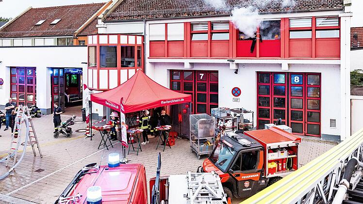 Das Forchheimer Feuerwehrhaus hatte zur „langen Nacht der Feuerwehr“ einige Besucherattraktionen zu bieten - auch eine lebensgroße Playmobilfigur.