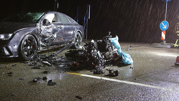 Motorradfahrer stirbt bei Unfall auf B35 im Kreis Ansbach - Biker im Winter unterwegs