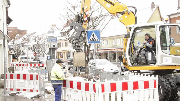 Der Bagger ist voll im Einsatz beim Bau der Datenautobahn in der Hornschuchallee. Foto. Andreas Oswald