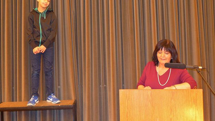 Einem Weltmeister gebührt der Ehrenplatz ganz oben auf dem Treppchen, und so kann Darius Strätz einmal von oben auf die Bürgermeisterin blicken. Foto: Sabine Meißner