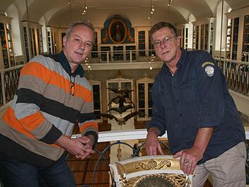 Museumsleiter Matthias Mäuser (links) und Fotograf Jürgen Schabel stehen auf der Galerie im Bamberger Vogelsaal. Foto: Michael Schulbert