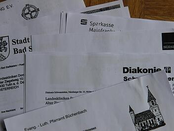 Eine Flut von Papier: Der Kettenbrief verbreitet sich in der gesamten Region. Aber der kranke Junge, um den es darin geht, existiert gar nicht - er ist ein Phantom. Foto: Katharina Müller-Sanke