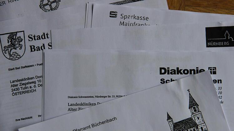 Eine Flut von Papier: Der Kettenbrief verbreitet sich in der gesamten Region. Aber der kranke Junge, um den es darin geht, existiert gar nicht - er ist ein Phantom. Foto: Katharina Müller-Sanke