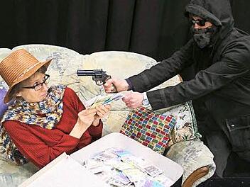 Die arme Tante Flora (Margot Wittig, links): Will sich die echte Bankräuberin von Wien (Regina Lang) etwa das Geld zurückholen? Das Rätsel lüftet die Theatergruppe Ebelsbach erstmals am 8. April, wenn sie im Bürgersaal die Komödie "Der schwarze Koffer" aufführt.  Foto: Ralf Naumann