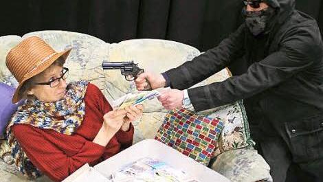 Die arme Tante Flora (Margot Wittig, links): Will sich die echte Bankräuberin von Wien (Regina Lang) etwa das Geld zurückholen? Das Rätsel lüftet die Theatergruppe Ebelsbach erstmals am 8. April, wenn sie im Bürgersaal die Komödie "Der schwarze Koffer" aufführt.  Foto: Ralf Naumann