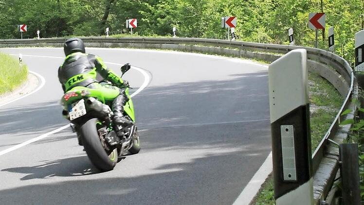 Rote Pfeile auf weißem Grund und Unterfahrschutz an den Planken - zusammen mit der Geschwindigkeitsbegrenzung auf 70 km/ sollte das genügen, um Verkehrsteilnehmer sicher über die Strecke am Radstein bei Ebrach zu bringen. Foto: Anette Schreiber