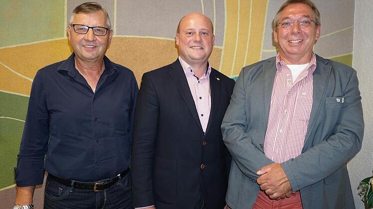 Egon Sturm (links) wurde zum Zweiten Bürgermeister der Stadt Bischofsheim gewählt. Manfred Markert (rechts) ist als CSU-Nachrücker neu im Stadtrat. Es gratulierte der neue Bürgermeister Georg Seiffert.  Foto: Marion Eckert
