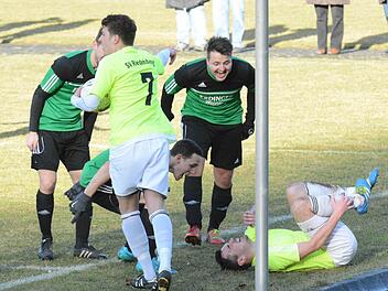 Lachnummer von Riedenbergs Spielführer Benedikt Carton? Sein Mitspieler Nicolas Krapf verlangt einen Eckball. Foto: ssp