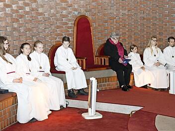 Sieben Ministranten, aber der Priesterstuhl bleibt leer. Dafür hält Maria Wiench als Gottesdienstbeauftragte den Wortgottesdienst.  Foto: privat
