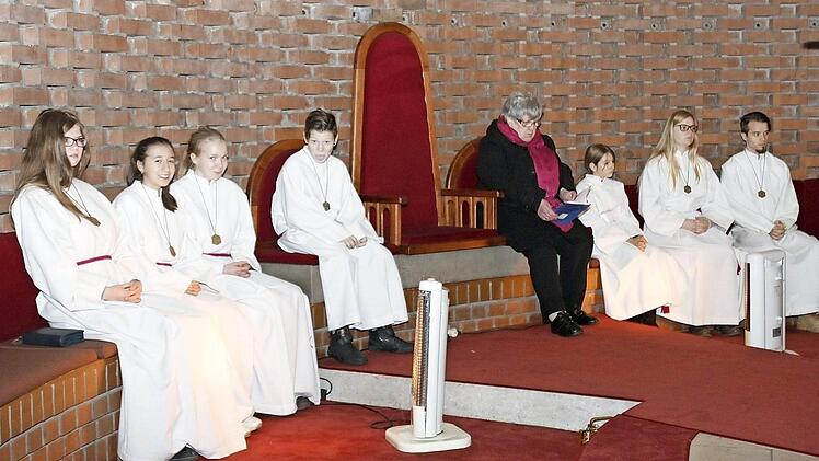 Sieben Ministranten, aber der Priesterstuhl bleibt leer. Dafür hält Maria Wiench als Gottesdienstbeauftragte den Wortgottesdienst.  Foto: privat