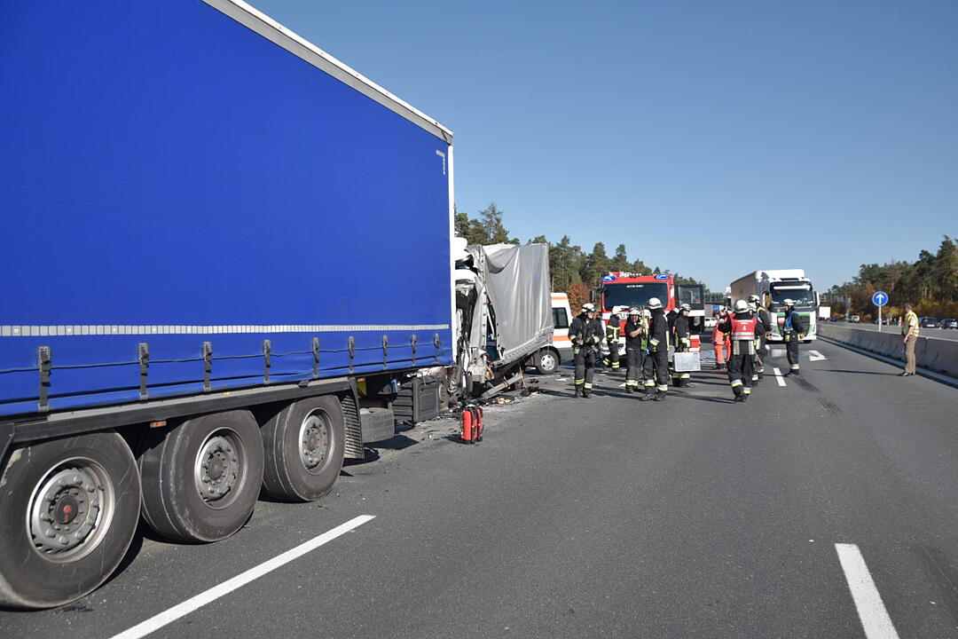 A6 bei Nürnberg: Kleintransporter fährt auf Stauende auf – Fahrer stirbt noch an Unfallstelle