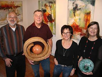Die ausstellenden Künstler (von links): Wolf D. Domke (Vorsitzender des Kunstvereins Adelsdorf) zeigt Aquarelle, Franz Lankes mit seiner Holzskulptur, Petra Dürrbeck (von ihr stammen die Bilder im Hintergrund) und Angela Börnecke mit einer Schale aus Paperclay.Sylvia Hubele