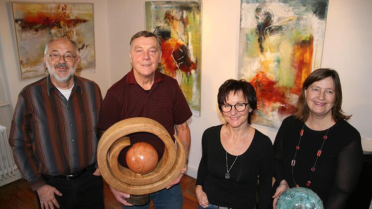 Die ausstellenden Künstler (von links): Wolf D. Domke (Vorsitzender des Kunstvereins Adelsdorf) zeigt Aquarelle, Franz Lankes mit seiner Holzskulptur, Petra Dürrbeck (von ihr stammen die Bilder im Hintergrund) und Angela Börnecke mit einer Schale aus Paperclay.Sylvia Hubele