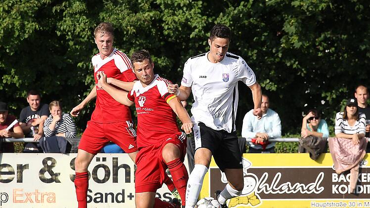 Marco Schmitt (r.) vom FC Eintracht im Zweikampf mit Michael Wernsdorfer; hinten Thomas Kamm