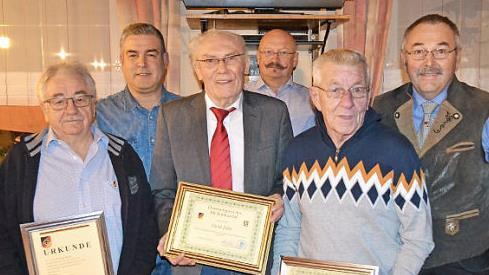 Verdiente Mitglieder der RK Rotmaintal wurden geehrt. Im Bild (von links) Alfred Preußinger (50 Jahre), Kreisorganisationsleiter Michael A. Ries, Ehrenmitglied Horst Zahr, Stadtrat Michael Stübinger, Ehrenmitglied Helmut Zapf und Vorsitzender Alfred Pietsch Foto: Jürgen Valentin