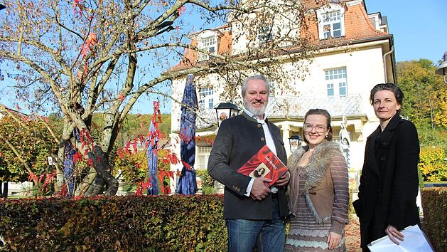 Gerhard Hofweber und seine Ehefrau Izabela Hofweber (Mitte) eröffnen gemeinsam mit ihrer Geschäftspartnerin Pia Zachmann im kommenden Jahr einen traditionellen bayerischen Biergarten. Foto: Julia Raab