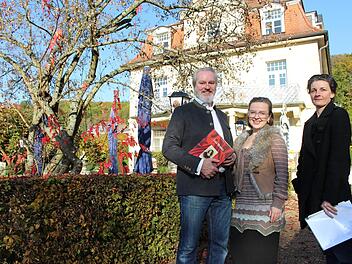 Gerhard Hofweber und seine Ehefrau Izabela Hofweber (Mitte) eröffnen gemeinsam mit ihrer Geschäftspartnerin Pia Zachmann im kommenden Jahr einen traditionellen bayerischen Biergarten. Foto: Julia Raab