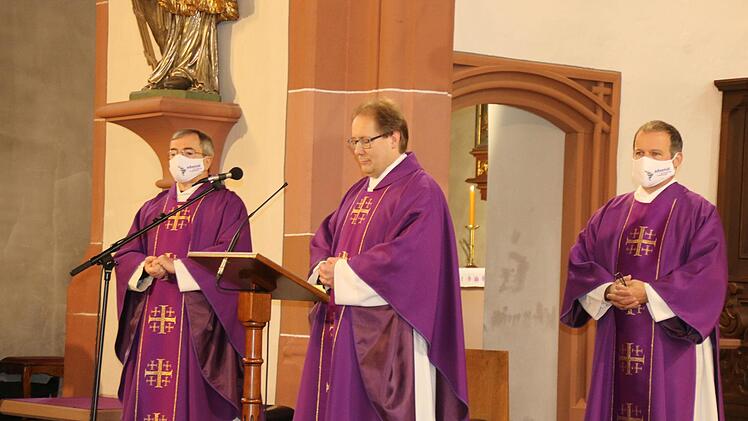 Hammelburgs Stadtpfarrer Thomas Eschenbache zelebrierte den Gottesdienst gemeinsam mit Konzelebrant Pater Michael Heinz und Diakon Manfred Müller. Hilmar Ruppert
