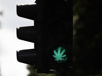 Cannabis-Blatt auf Ampel