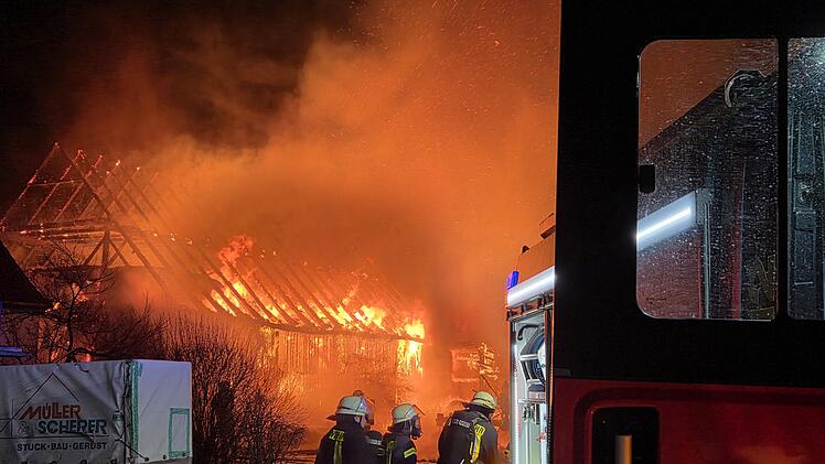 Burgbernheim: Gro&szlig;einsatz durch Scheunenbrand