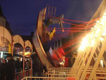 Die Schiffschaukel war der Renner bei den Kindern. Im Dunkeln machte das Schaukeln erst richtig Spaß. Fotos: Michael Busch/Roland Meister