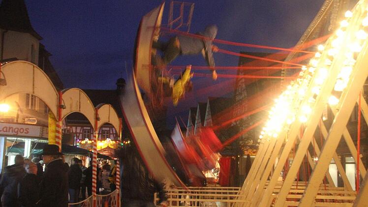Die Schiffschaukel war der Renner bei den Kindern. Im Dunkeln machte das Schaukeln erst richtig Spaß. Fotos: Michael Busch/Roland Meister