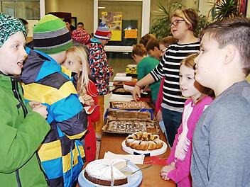 Schülerinnen und Schüler der Volksschule Thulbatal verkauften Kuchen für die Opfer des verheerenden Taifuns auf den Philippinen. Das freilich soll nicht die einzige Aktion bleiben, um im Krisengebiet helfen zu können.  Fotos: Günther Straub