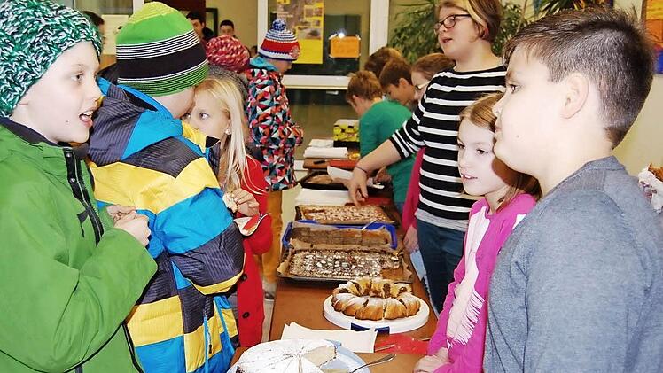 Schülerinnen und Schüler der Volksschule Thulbatal verkauften Kuchen für die Opfer des verheerenden Taifuns auf den Philippinen. Das freilich soll nicht die einzige Aktion bleiben, um im Krisengebiet helfen zu können.  Fotos: Günther Straub