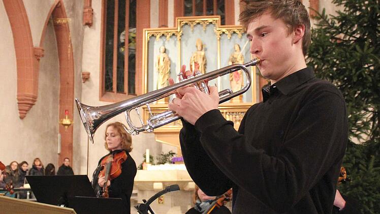 Der Gädheimer Jan Eußner und Christian Grieninger (nicht im Bild) spielten mit dem Streicherensemble (im Hintergrund Leiterin Marina Andreeva) das "Konzert für zwei Trompeten" von Antonio Vivaldi.