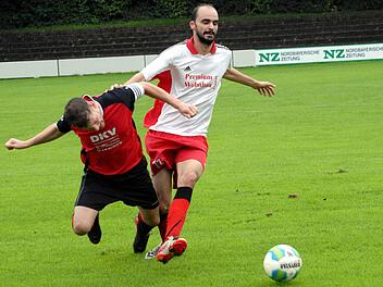 3:6 verlor Eggolsheim (rot-schwarze Trikots) gegen den BSC Erlangen in der Vorrunde. Nach dem BSC-Rückzug fällt die Niederlage aber nicht mehr ins Gewicht. Foto: archiv