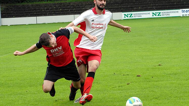 3:6 verlor Eggolsheim (rot-schwarze Trikots) gegen den BSC Erlangen in der Vorrunde. Nach dem BSC-Rückzug fällt die Niederlage aber nicht mehr ins Gewicht. Foto: archiv