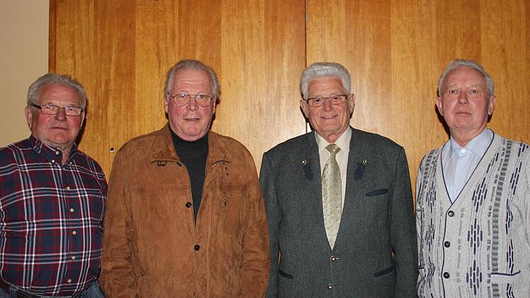Ehrung für 60-jährige Mitgliedschaft: Erwin Müller (von links), Rudi Reith, Karl Will und Winfried Schreiber. Foto: Birgit Will