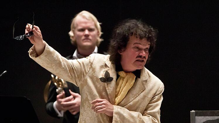 Martin Neubauer als Kellner Teodoro.