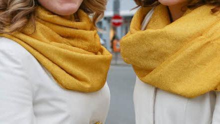 Die Weihnachtsengel Julia Zametzer und Julia Greif. Foto: Barbara Herbst