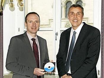 Als Erster durfte gestern Eltmanns Bürgermeister Michael Ziegler den Fernsehbeitrag "Weiß blau - Kultur in der Region nördlicher Steigerwald" des Bayerischen Fernsehens genießen. Redakteur Michael Zehetmair (rechts) überreichte ihm die CD.  Foto: Sabine Weinbeer