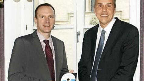 Als Erster durfte gestern Eltmanns Bürgermeister Michael Ziegler den Fernsehbeitrag "Weiß blau - Kultur in der Region nördlicher Steigerwald" des Bayerischen Fernsehens genießen. Redakteur Michael Zehetmair (rechts) überreichte ihm die CD.  Foto: Sabine Weinbeer