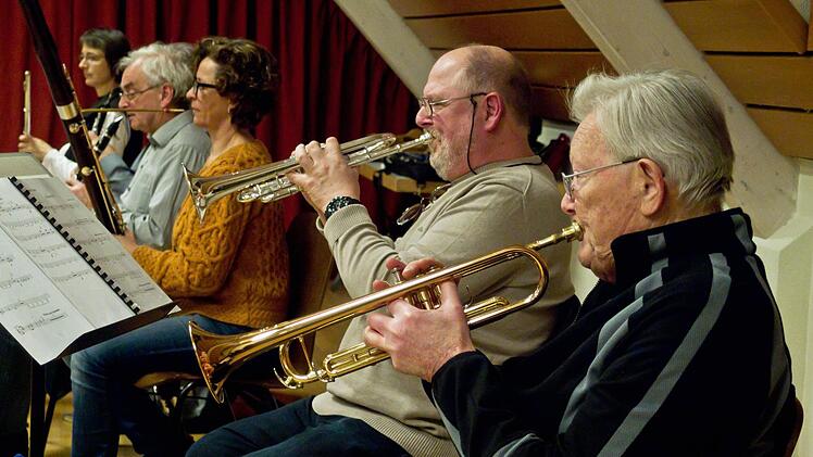 Unter Leitung von Hans Stähli probt das Orchester der "Musikfreunde Neustadt".Foto: Jochen Berger