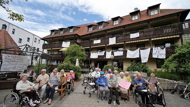 Solche Bilder gingen zuletzt landesweit durch die Medien: Protestierende Bewohner im Forchheimer Katharinenspital. Foto: Andreas Oswald
