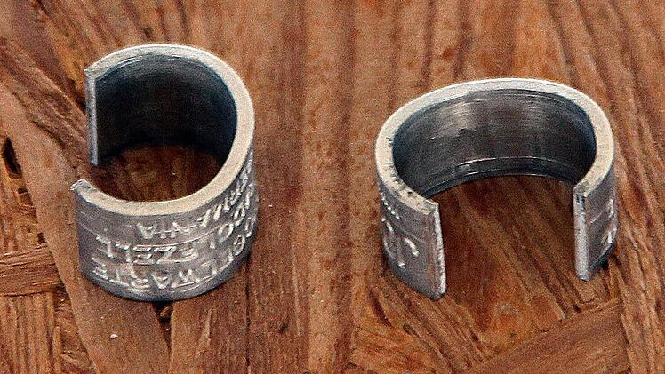 Mit solchen Ringen der Vogelwarte Radolfzell werden die jungen Schleiereulen gekennzeichnet. Foto: Dieter Britz