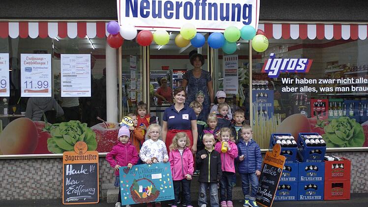 Auch die Jüngsten aus dem Auraer Kindergarten sind begeistert von der Einrichtung und überbrachten ein selbstgefertigtes Willkommen-Plakat.  Foto: Ehling
