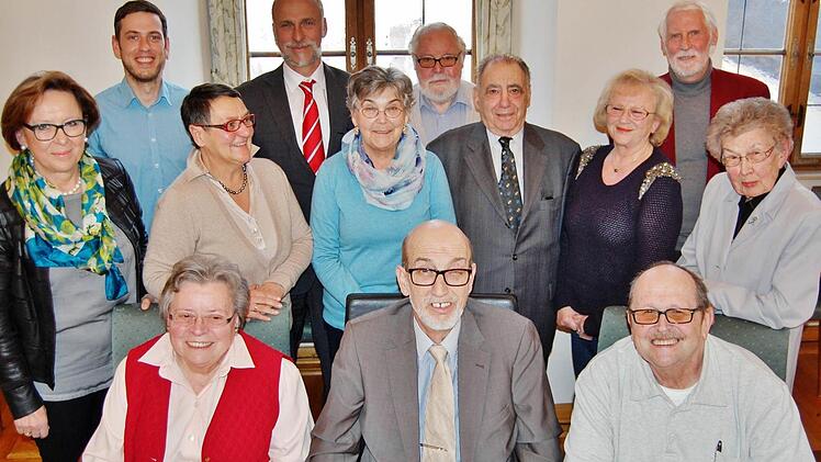 Der aktuelle Seniorenbeirat, vorne die Vorstandsmitglieder (sitzend von links) Leopoldine Wiesner (stellvertretende Vorsitzende), Helmut Beck (Vorsitzender) und Roland Fenn (Schriftführer).  Fotos: Sigismund von Dobschütz