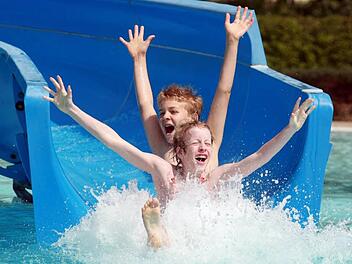 Wasserrutschen sind bei Kindern und Jugendlichen beliebt. Symbolfoto: dpa